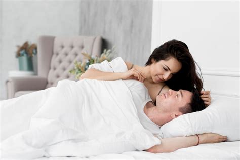 casal na cama - bolinhas na vagina